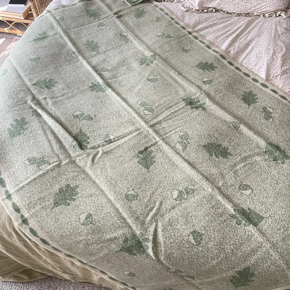 Vtg FARIBAULT Mill Wool Blanket Faribo Acorn Green 80x50 Faribault Oak Cabin USA